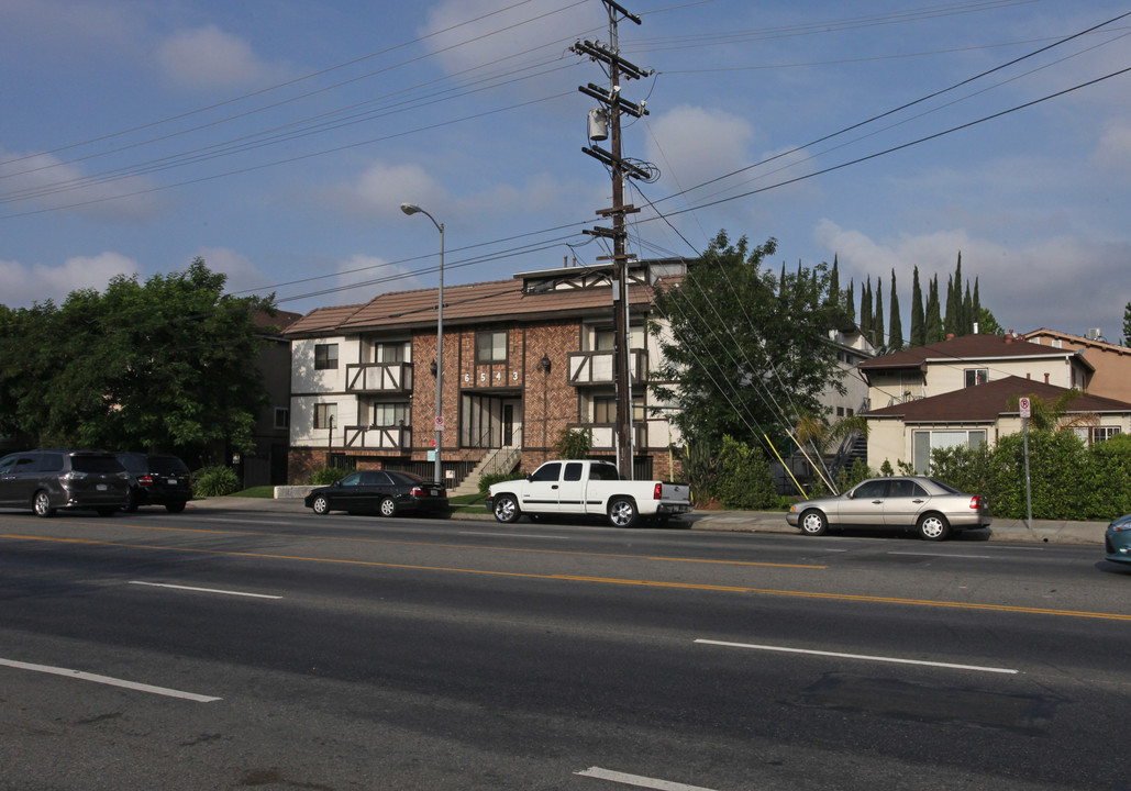 6543 Woodman Ave in Van Nuys, CA - Building Photo