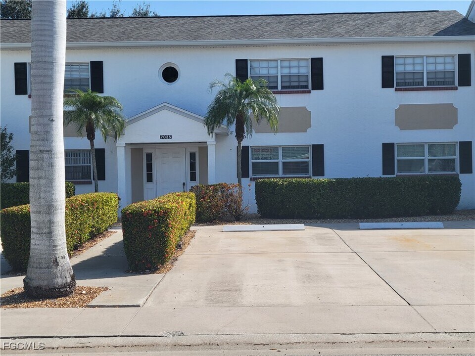 7035 Cedarhurst Dr in Ft. Myers, FL - Building Photo