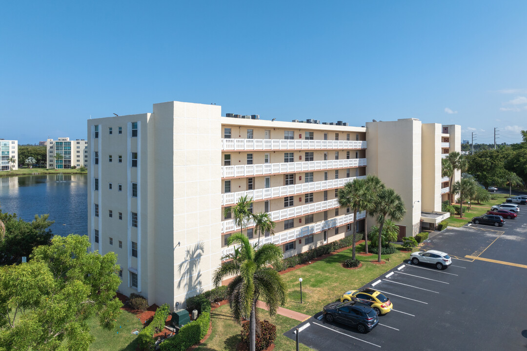 Meadowbrook Lakes View Condominiums in Dania Beach, FL - Building Photo