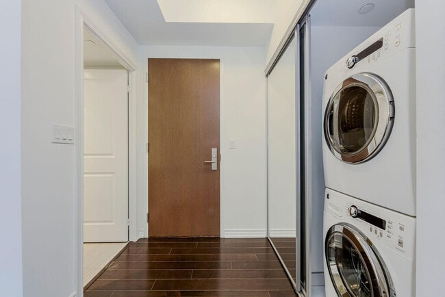 386 Yonge St, Unit SI ID1509516P in Toronto, ON - Building Photo - Building Photo