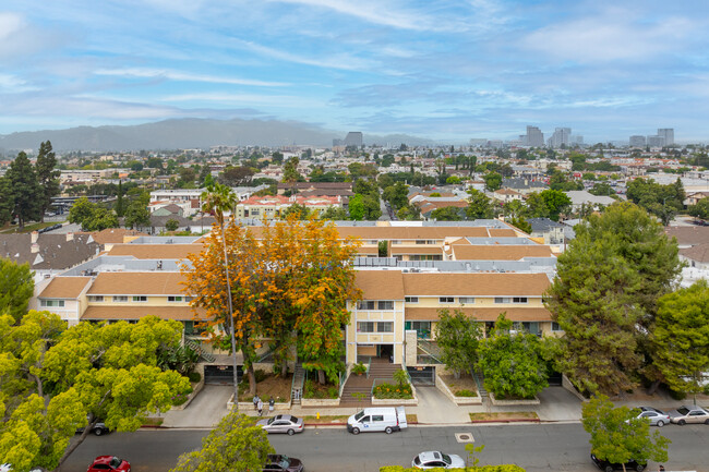 121 Sinclair Ave in Glendale, CA - Foto de edificio - Building Photo