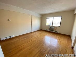 1110 Commonwealth Ave, Unit 210 in Boston, MA - Foto de edificio - Building Photo