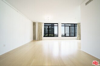 1111 S Grand Ave in Los Angeles, CA - Building Photo - Building Photo
