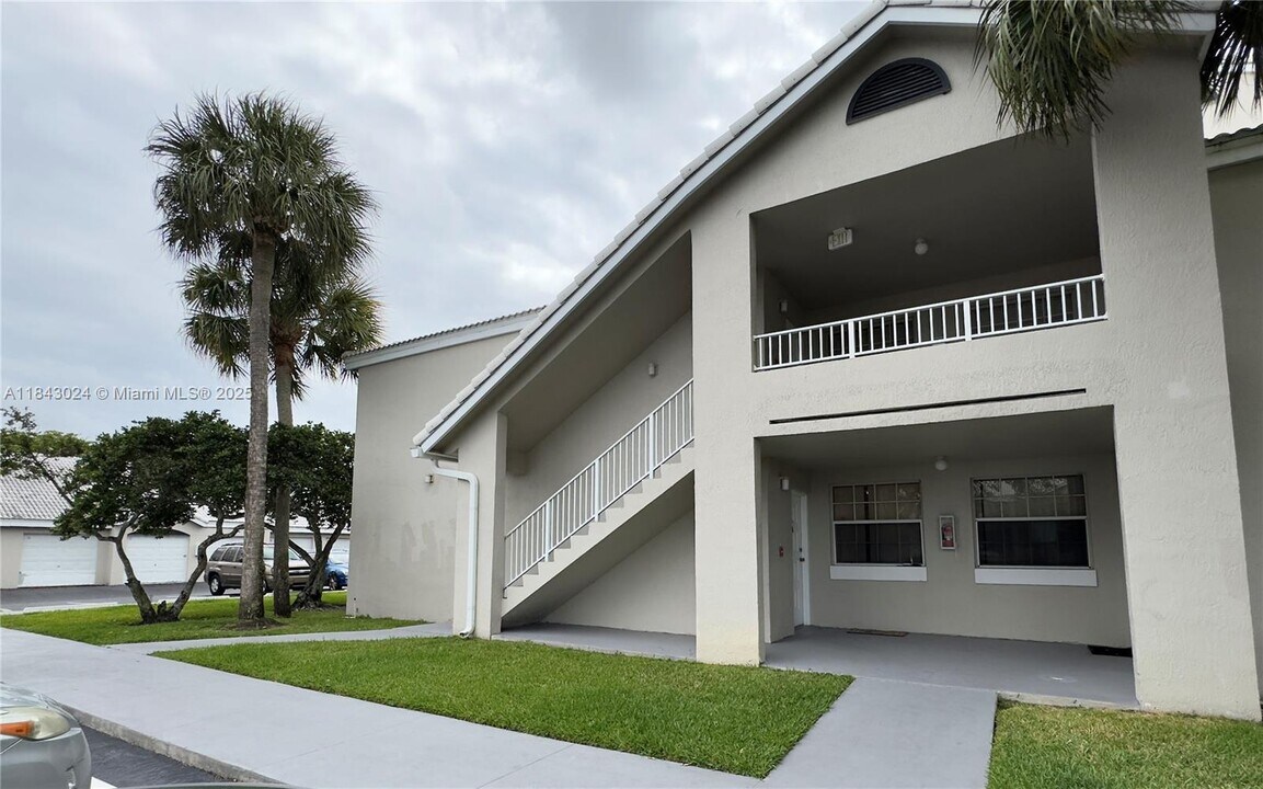 2851 N Oakland Forest Dr in Oakland Park, FL - Building Photo