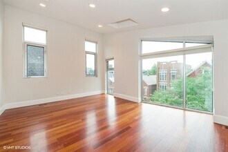 1621 W Beach Ave, Unit SFH in Chicago, IL - Foto de edificio - Building Photo