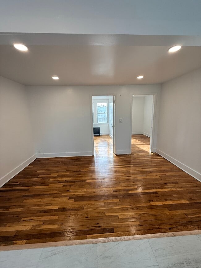 2051 33rd St, Unit 3 in Astoria, NY - Foto de edificio - Building Photo