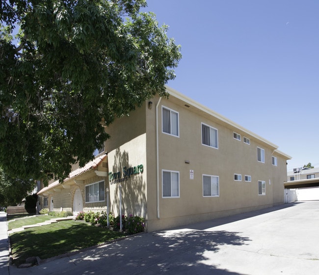 Town Square Apartments in Palmdale, CA - Foto de edificio - Building Photo