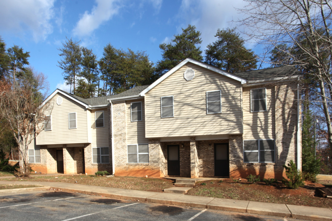 Laurel Oaks in Greensboro, NC - Building Photo