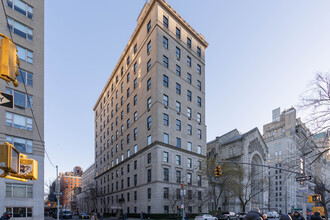 4 E 66th St in New York, NY - Building Photo - Building Photo