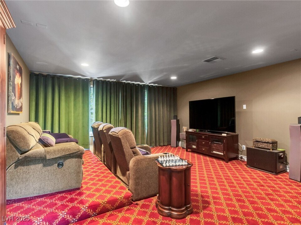 330 Rancho Cir in Las Vegas, NV - Building Photo