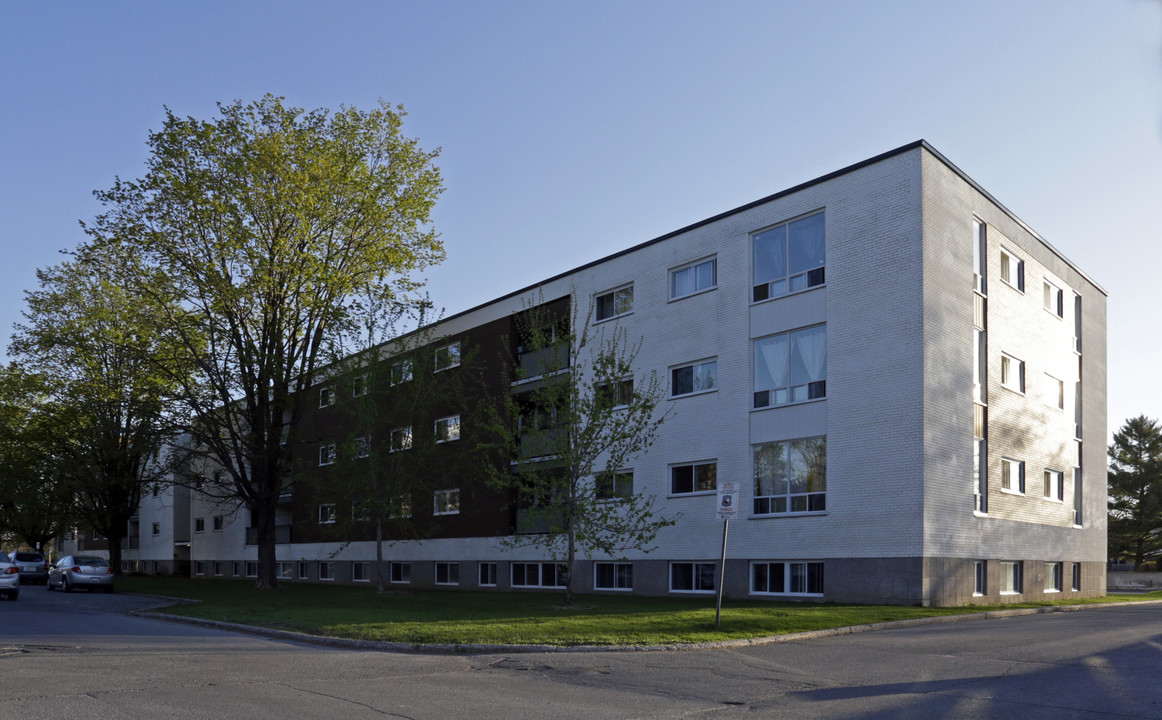 Commodore in Ottawa, ON - Building Photo