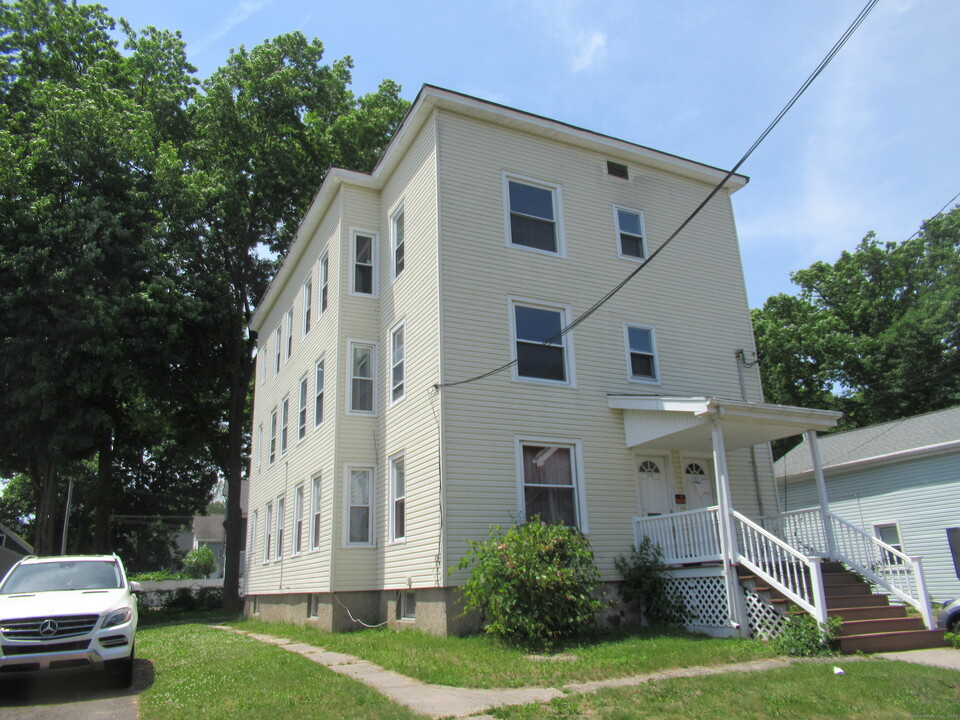 119 Tulip St in Bristol, CT - Foto de edificio