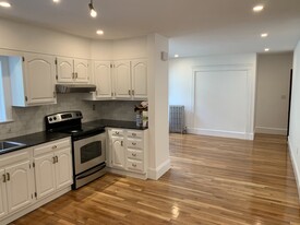 15 Upland Rd, Unit 2 Apartamentos