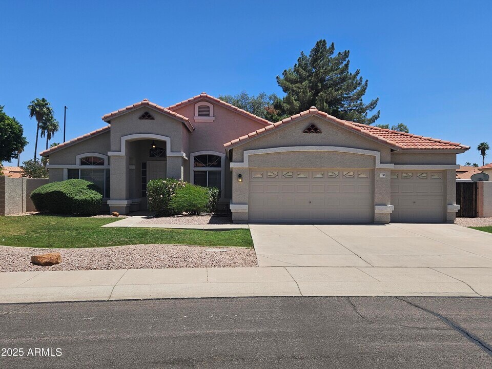 1283 E Tradewind Dr in Gilbert, AZ - Foto de edificio
