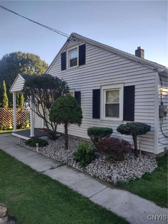 12 Ferro Ave in New Hartford, NY - Building Photo