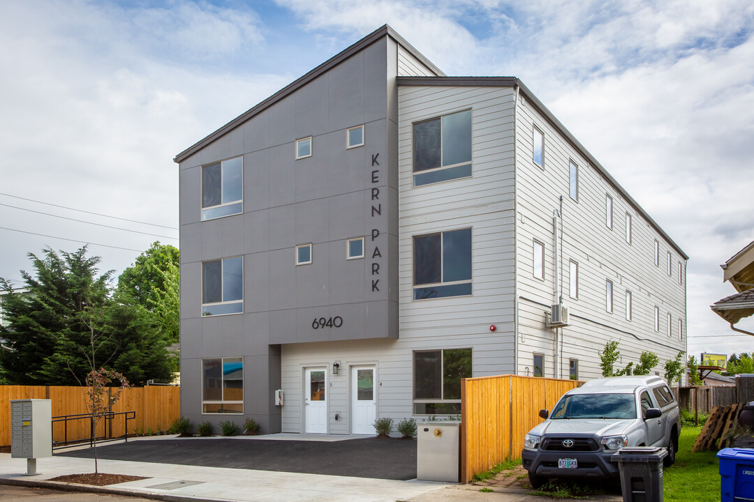 Kern Park Apartments in Portland, OR - Building Photo