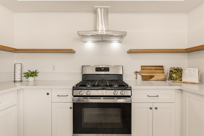 100 N El Molino St, Unit C in Alhambra, CA - Building Photo - Building Photo