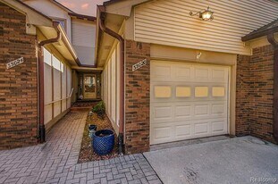 35020 Hidden Cove Ct in Harrison Township, MI - Building Photo