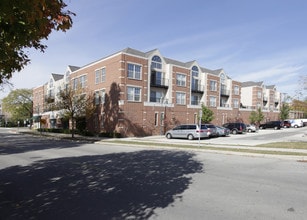 Dewes Court in Glenview, IL - Foto de edificio - Building Photo