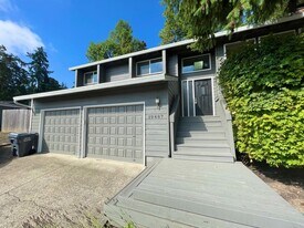 19487 Wilderness Dr in West Linn, OR - Building Photo