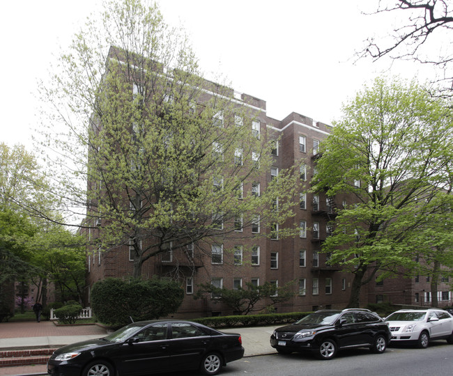 Arden Terrace in Kew Gardens, NY - Building Photo - Building Photo