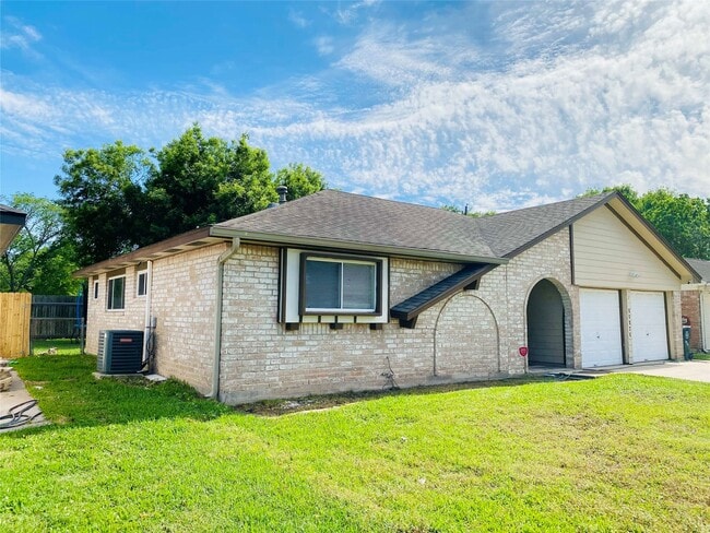 13447 Greenway Dr in Sugar Land, TX - Building Photo - Building Photo