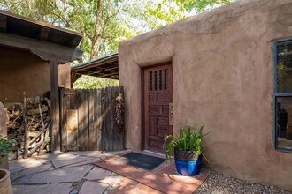 8905 Guadalupe Trail NW in Albuquerque, NM - Foto de edificio - Building Photo