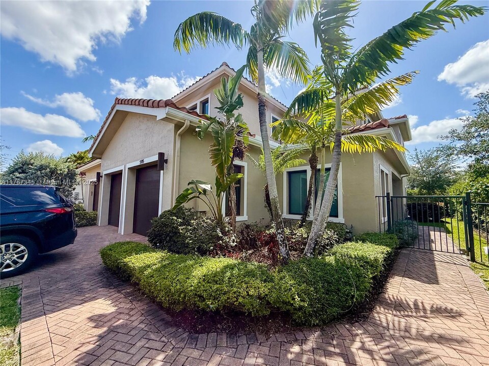 5915 Brookfield Cir in Fort Lauderdale, FL - Foto de edificio