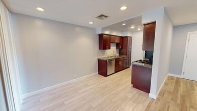 Cozy Perfect Location Three Bedroom Available in Los Angeles! in Los Angeles, CA - Building Photo - Interior Photo