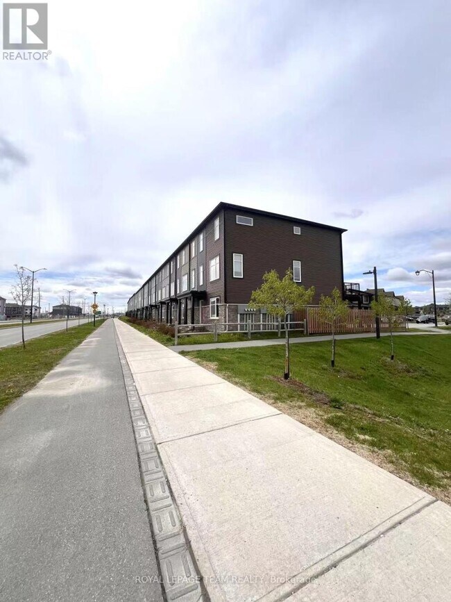 1055 Speedvale Ct in Ottawa, ON - Building Photo - Building Photo