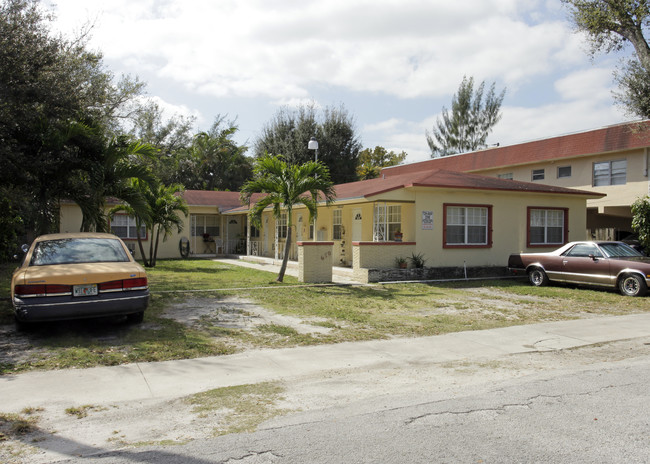 670 NE 122nd St in Miami, FL - Foto de edificio - Building Photo