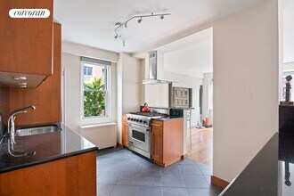 340 E 64th St in New York, NY - Building Photo - Building Photo