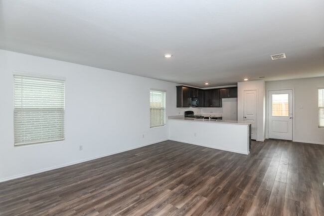 1109 Wildflower St in Ennis, TX - Foto de edificio - Building Photo