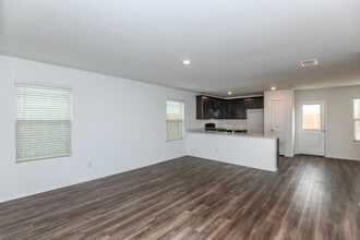 1215 Wildflower St in Ennis, TX - Building Photo - Building Photo