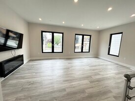 239 W 3rd St, Unit R in Boston, MA - Building Photo