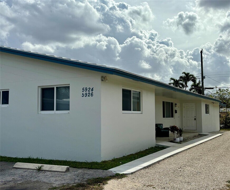 5926 Grant St in Hollywood, FL - Building Photo