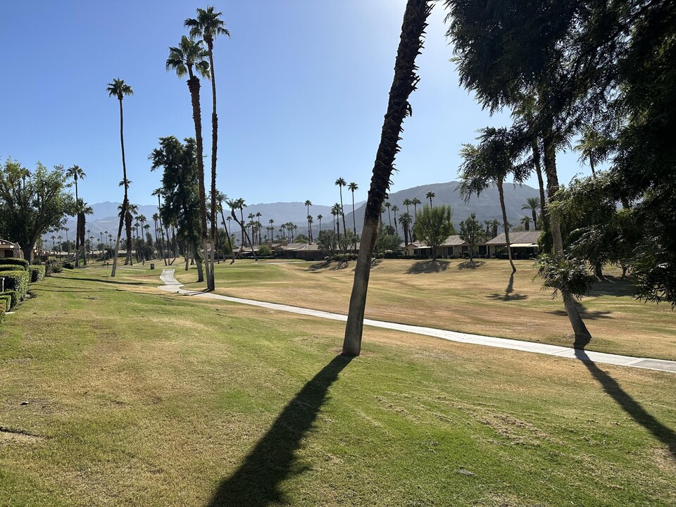 261 Santa Barbara Cir in Palm Desert, CA - Foto de edificio