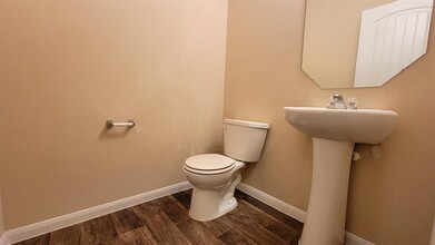 318 James Adkins Dr in Kyle, TX - Foto de edificio - Building Photo