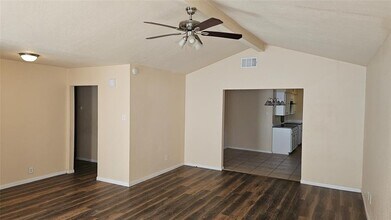 5023 Fitzwater Dr in Spring, TX - Foto de edificio - Building Photo