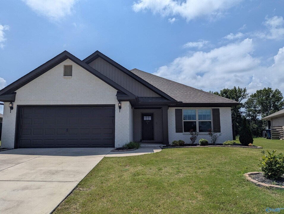 124 Varina Dr in Owens Cross Roads, AL - Building Photo