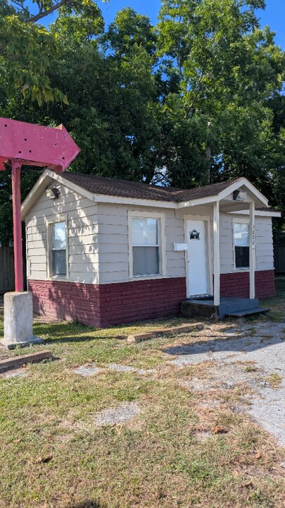 1020 State Hwy 3 in La Marque, TX - Building Photo