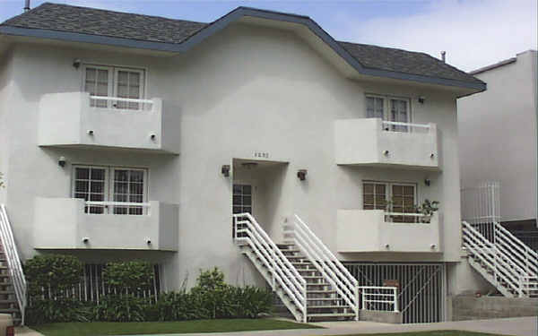 2233 S Bentley Ave in Los Angeles, CA - Building Photo