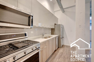 930 W Dakin St, Unit 301 in Chicago, IL - Foto de edificio - Building Photo