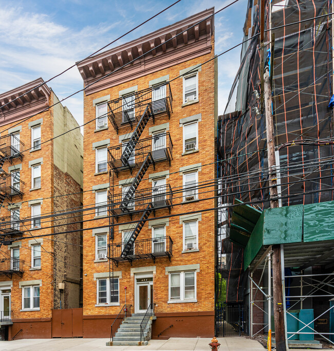 715 Clinton St in Hoboken, NJ - Foto de edificio - Building Photo