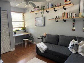 341 W Park Dr, Unit 20315 in Miami, FL - Building Photo - Building Photo