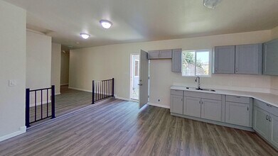10317 Walnut Ave in South Gate, CA - Building Photo - Building Photo