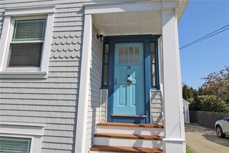 28 W Narragansett Ave in Newport, RI - Building Photo - Building Photo