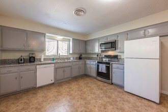 4225 Parkwood Ct in Bakersfield, CA - Building Photo - Building Photo