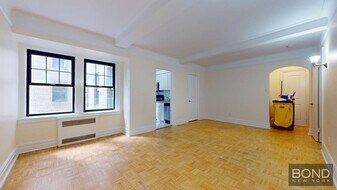 95 Christopher St in New York, NY - Building Photo