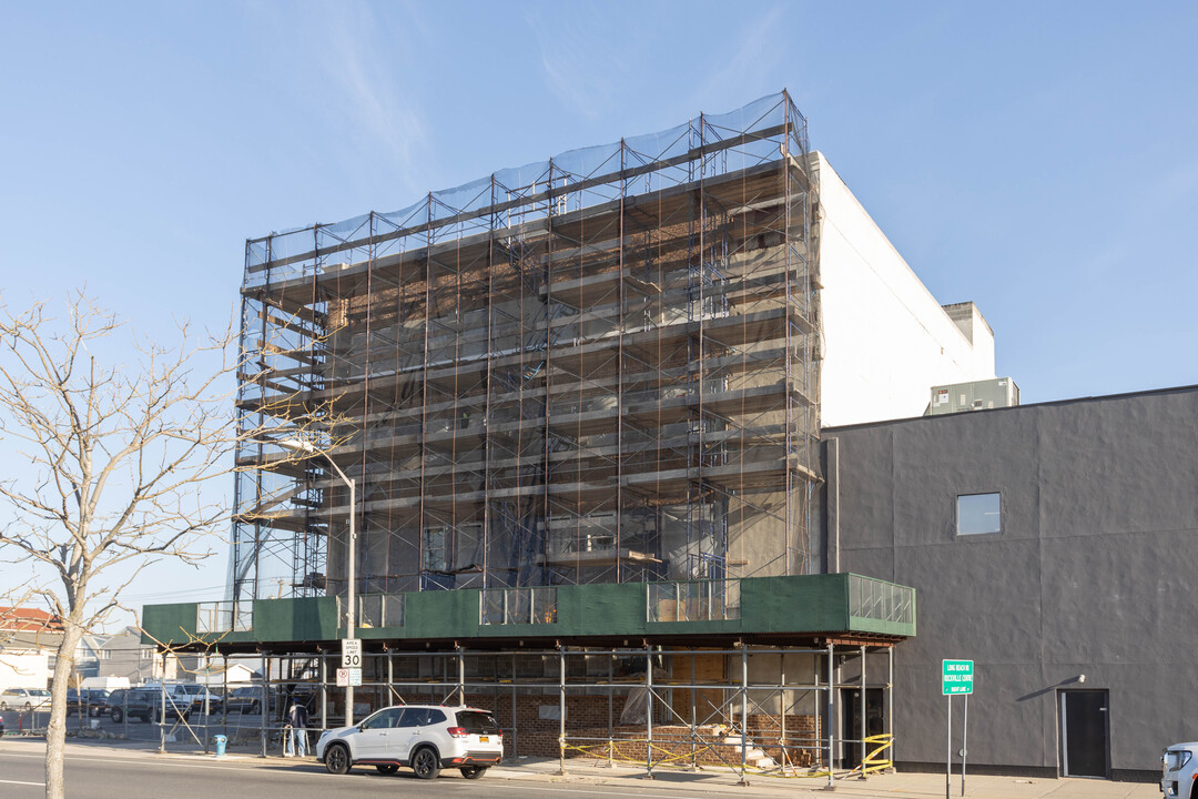 249 E Park Ave in Long Beach, NY - Building Photo